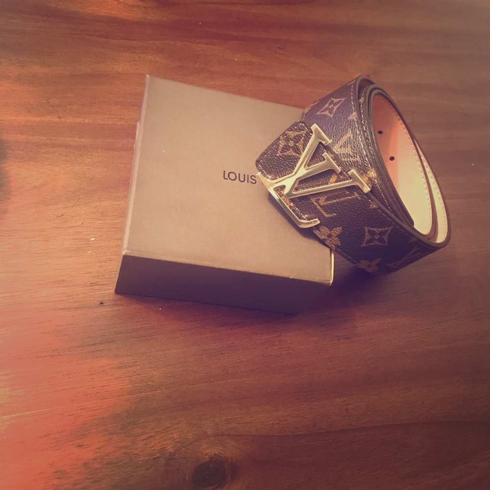Width 40 mm/ 1.6 inches
-shiny golden LV buckle